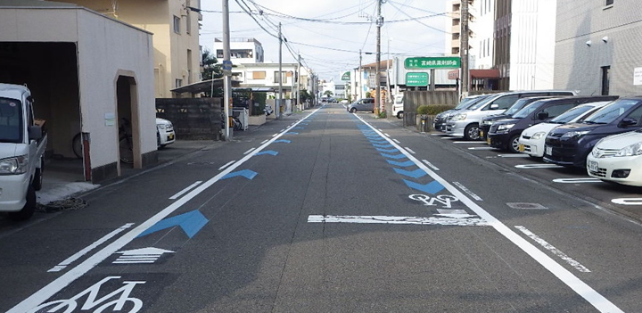 路面標示（自転車レーン）の施工画像