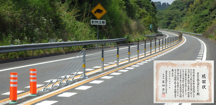 ワイヤーロープ式防護柵の施工画像