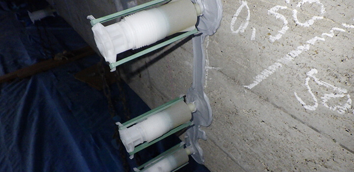 橋梁補修（ひびわれ注入工）の施工画像