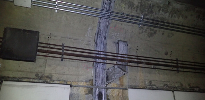 トンネル補修（樋導水設置）の施工画像